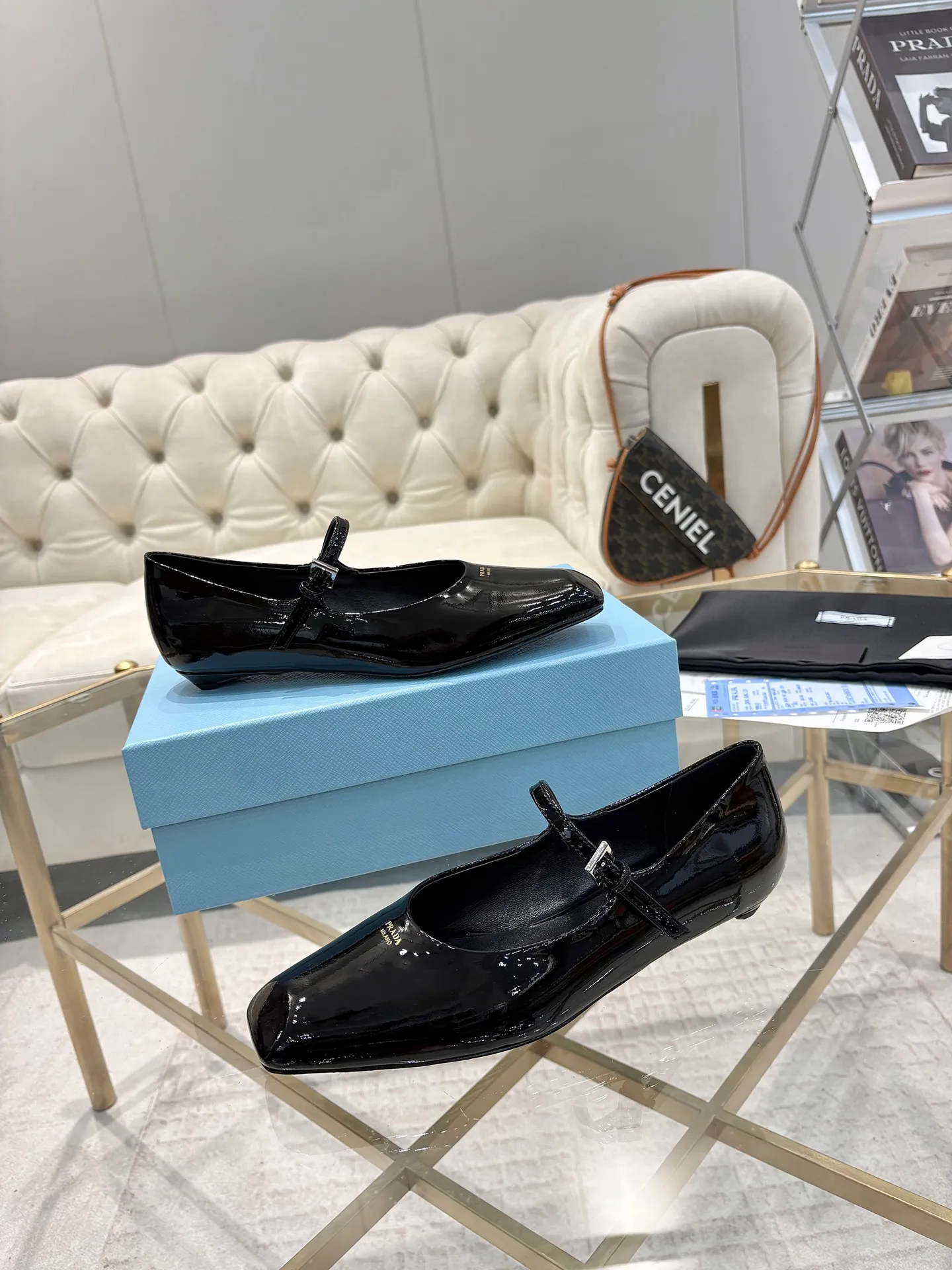 👟👟Ex-factory price 580👟👟 (imitation leather bottom-20) New arrival 👉Ready stock👈Remove the original board and make a 1:1 replica‼ ️ The highest version of Prada's early spring catwalk hot style 😘The latest spring style Retro Mary Jane series Genuine leather sole, simulated leather sole, a must-have for goddesses Super comfortable on the feet, reducing age 👉The upper is made of imported cowhide leather, comfortable and small square toe, retro and playful, lining + foot pads, imported sheepskin lining, breathable and comfortable (1.5 high small insert heel) ) Matched private model buckle (all original logos) Size 35M-39M (34 40 41 42 customized, non-returnable and non-exchangeable)